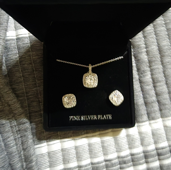 Women Perfect Jewelry Set. - Picture 3 of 8